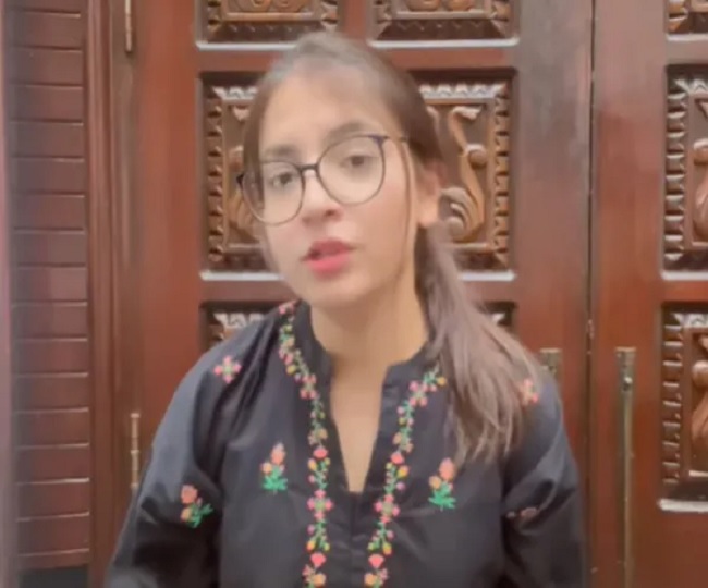 Pakistani 'Pawri Girl' Dananeer Mobeen is a singer too and her soulful voice will surely win your heart | Watch video here